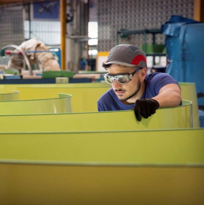 Leonardo employee in a manufacturing site